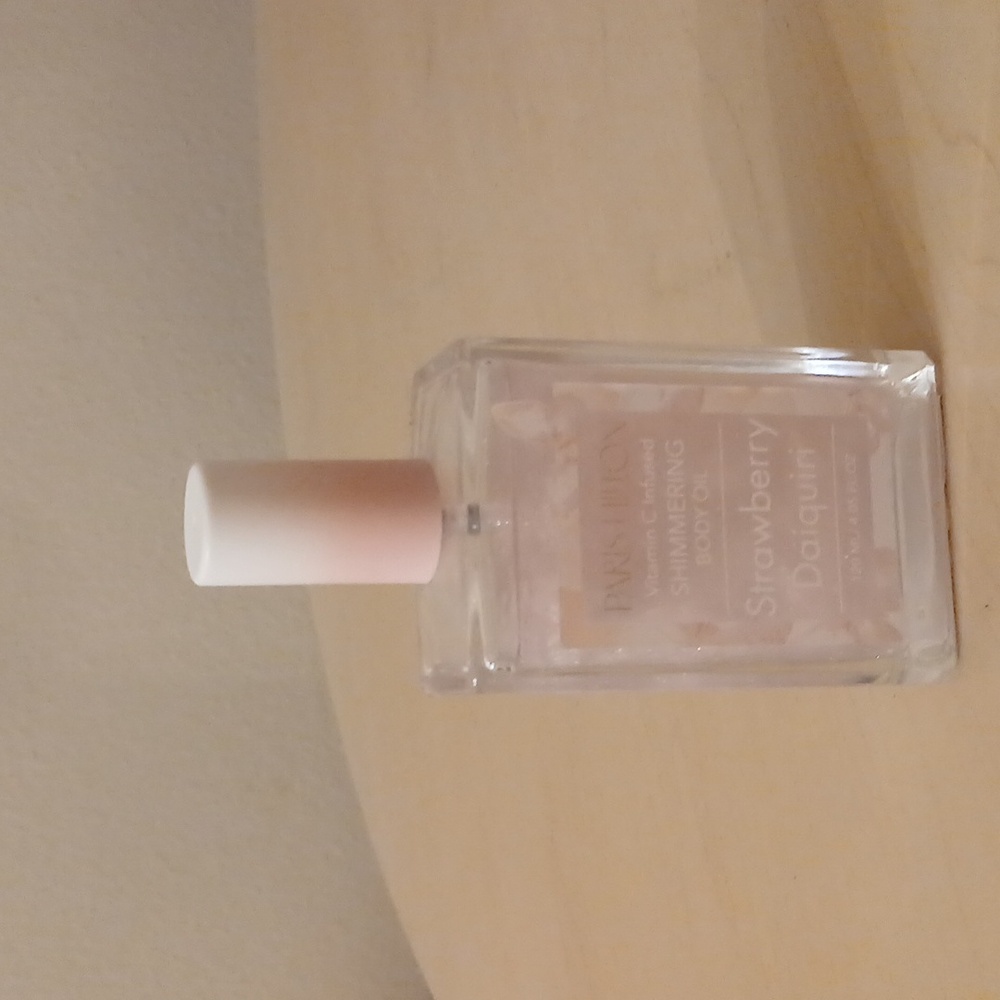 Paris Hilton Vitamin Infused Shimmering Body Oil - Picture 2 of 3